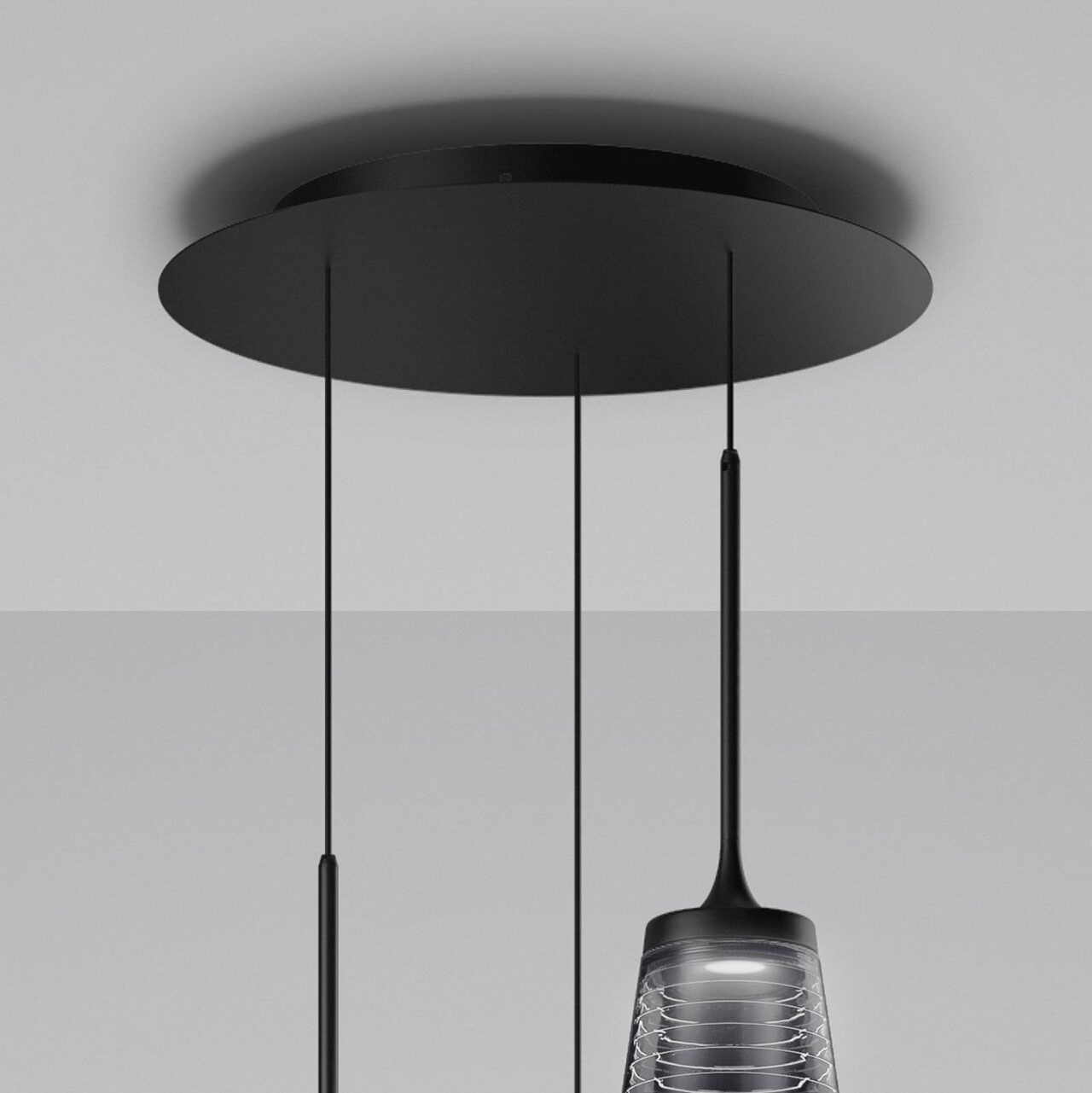 Auf diesem Bild zu sehen Pendellampe von Artemide in Schwarz transparent