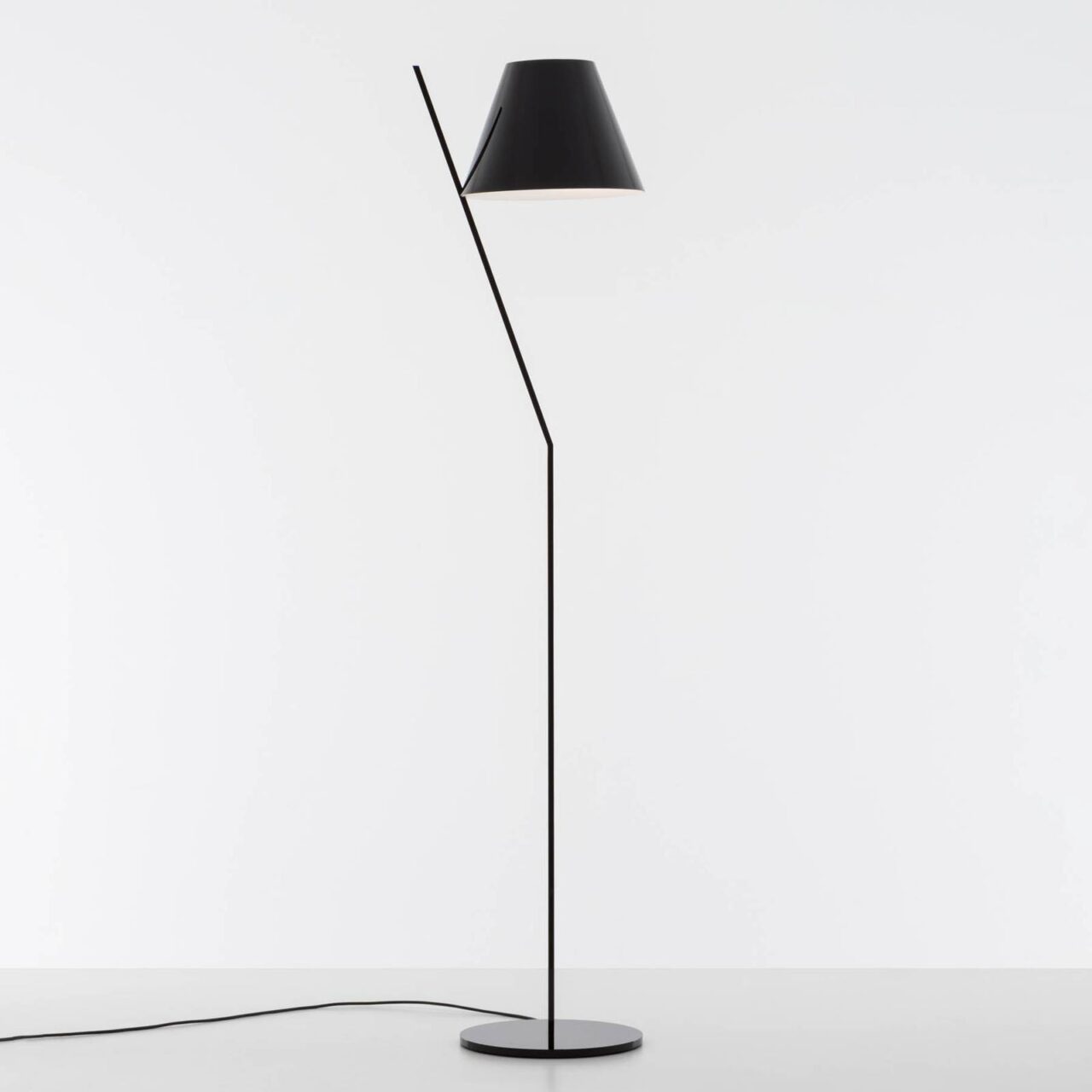 Auf diesem Bild zu sehen Stehleuchte von Artemide in Schwarz