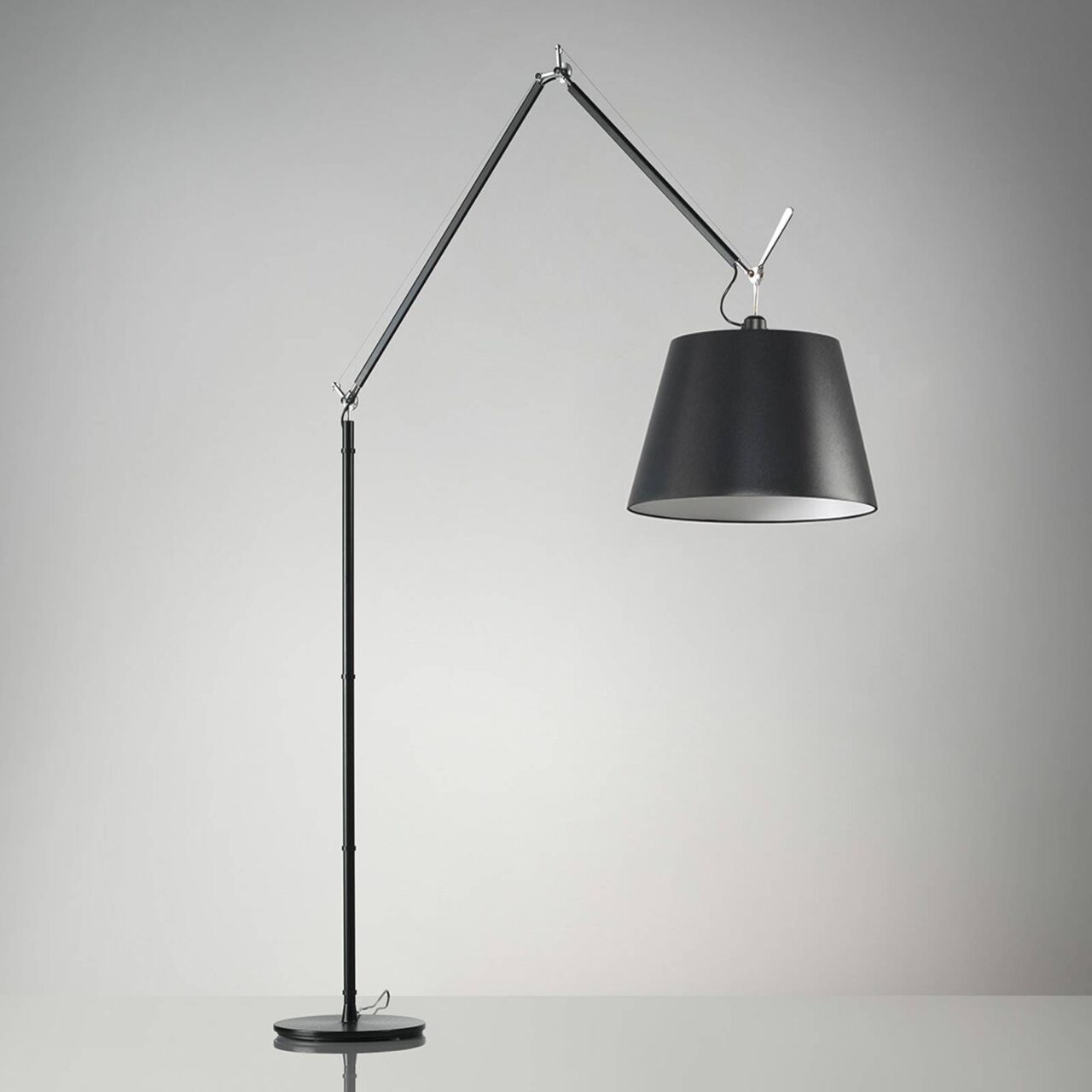 Auf diesem Bild zu sehen Stehleuchte von Artemide in Schwarz