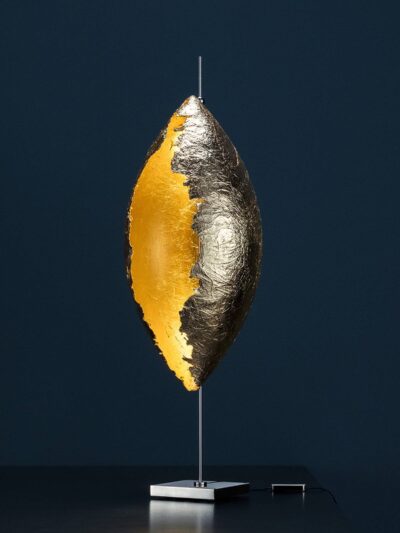 Auf diesem Bild zu sehen Tischlampe von Catellani & Smith in gold, chrom