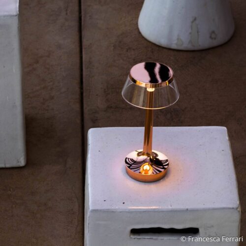 Auf diesem Bild zu sehen Tischlampe von Flos in transparent Kupfer