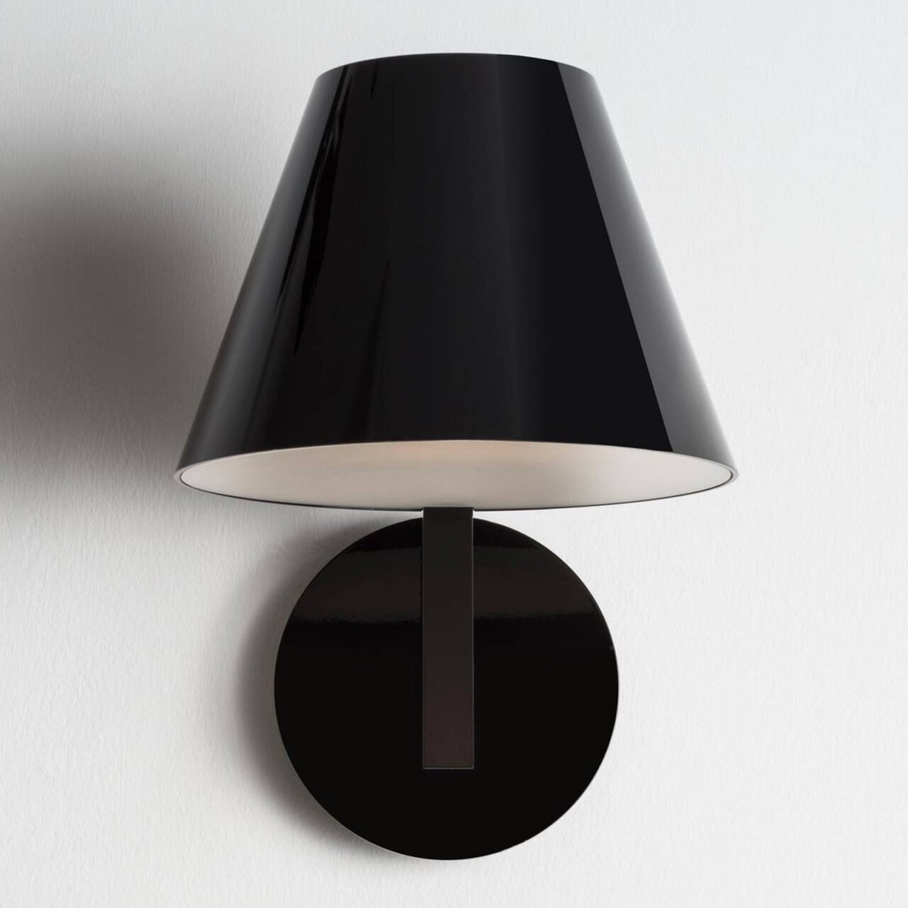 Auf diesem Bild zu sehen Wandleuchte von Artemide in Schwarz